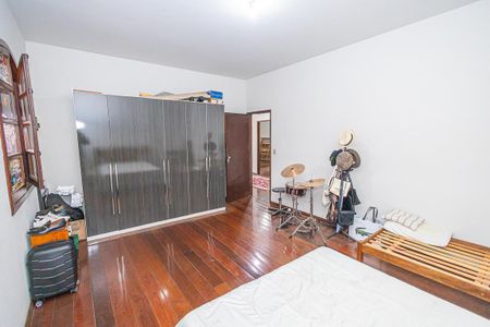 Casa à venda com 365m², 5 quartos e 4 vagas Casa à venda com 365m², 5 quartos e 4 vagasQuarto 5