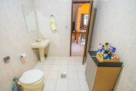 Casa à venda com 365m², 5 quartos e 4 vagas Casa à venda com 365m², 5 quartos e 4 vagasBanheiro 1