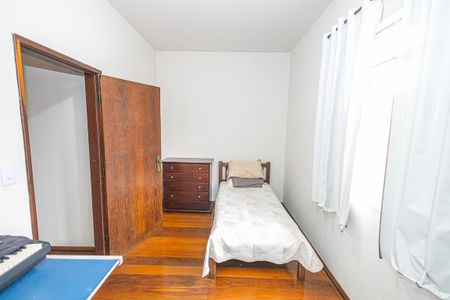 Casa à venda com 365m², 5 quartos e 4 vagas Casa à venda com 365m², 5 quartos e 4 vagasQuarto 4