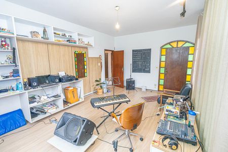 Casa à venda com 365m², 5 quartos e 4 vagas Casa à venda com 365m², 5 quartos e 4 vagasSala