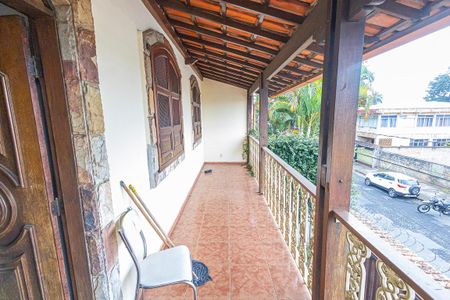 Casa à venda com 365m², 5 quartos e 4 vagas Casa à venda com 365m², 5 quartos e 4 vagasVaranda