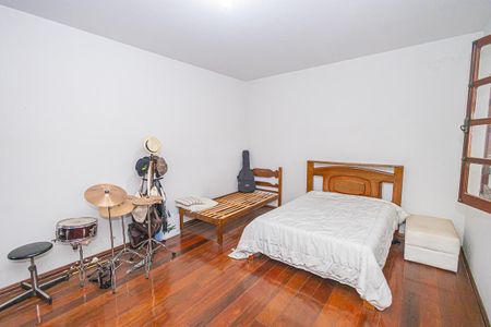 Casa à venda com 365m², 5 quartos e 4 vagas Casa à venda com 365m², 5 quartos e 4 vagasQuarto 5