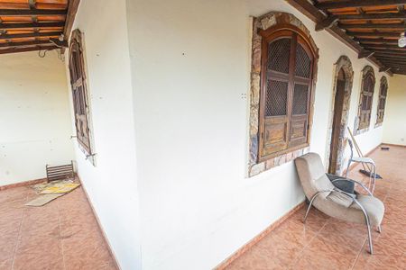 Casa à venda com 365m², 5 quartos e 4 vagas Casa à venda com 365m², 5 quartos e 4 vagasVaranda