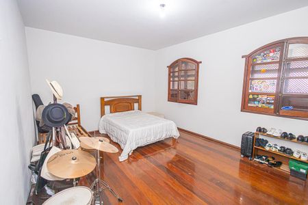 Casa à venda com 365m², 5 quartos e 4 vagas Casa à venda com 365m², 5 quartos e 4 vagasQuarto 5