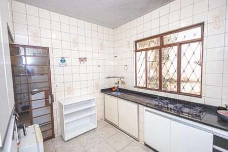 Casa à venda com 365m², 5 quartos e 4 vagas Casa à venda com 365m², 5 quartos e 4 vagasCozinha