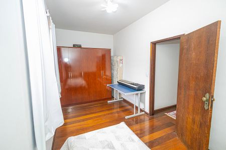 Casa à venda com 365m², 5 quartos e 4 vagas Casa à venda com 365m², 5 quartos e 4 vagasQuarto 4