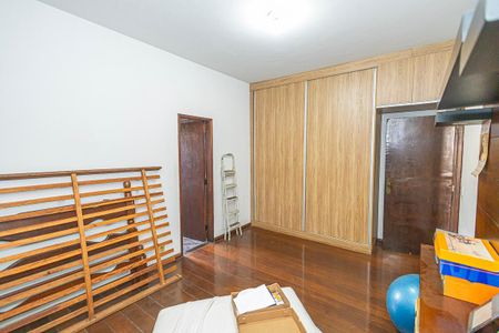 Casa à venda com 365m², 5 quartos e 4 vagas Casa à venda com 365m², 5 quartos e 4 vagasQuarto 2/ suite