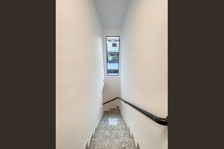 Casa de condomínio à venda com 65m², 2 quartos e 1 vaga Casa de condomínio à venda com 65m², 2 quartos e 1 vagaEscada - Quartos