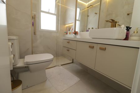 Apartamento à venda com 400m², 4 quartos e 5 vagasBanheiro da Suíte 1