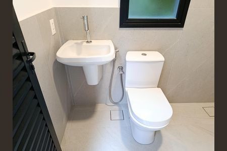 Casa à venda com 262m², 3 quartos e 2 vagasÁrea de Serviço - banheiro