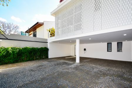 Casa à venda com 518m², 4 quartos e 4 vagas Casa à venda com 518m², 4 quartos e 4 vagasgaragem. com carregamento eletrico
