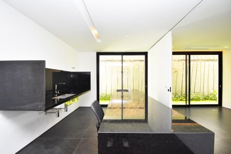 Casa à venda com 518m², 4 quartos e 4 vagas Casa à venda com 518m², 4 quartos e 4 vagascozinha