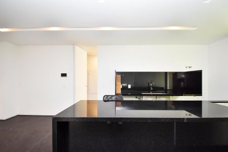 Casa à venda com 518m², 4 quartos e 4 vagas Casa à venda com 518m², 4 quartos e 4 vagascozinha