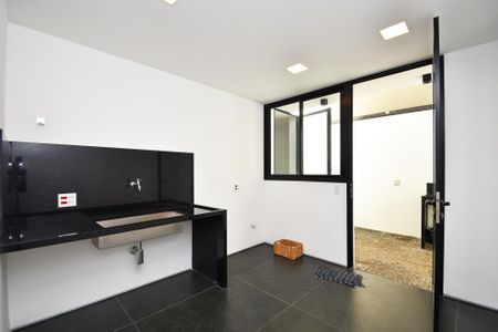 Casa à venda com 518m², 4 quartos e 4 vagas Casa à venda com 518m², 4 quartos e 4 vagaslavanderia