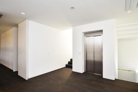 Casa à venda com 518m², 4 quartos e 4 vagas Casa à venda com 518m², 4 quartos e 4 vagassegundo andar acesso aos quartos escadas ou elevador