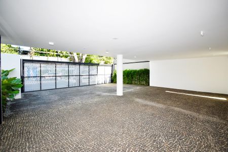 Casa à venda com 518m², 4 quartos e 4 vagas Casa à venda com 518m², 4 quartos e 4 vagasgaragem. com carregamento eletrico