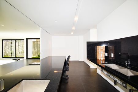 Casa à venda com 518m², 4 quartos e 4 vagas Casa à venda com 518m², 4 quartos e 4 vagascozinha