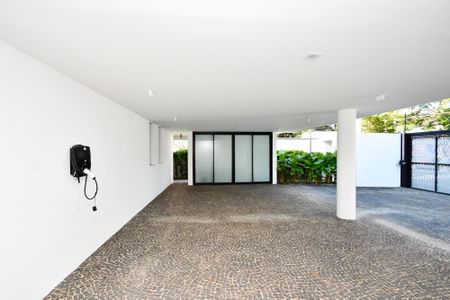Casa à venda com 518m², 4 quartos e 4 vagas Casa à venda com 518m², 4 quartos e 4 vagasgaragem. com carregamento eletrico