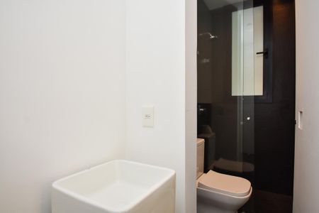 Casa à venda com 518m², 4 quartos e 4 vagas Casa à venda com 518m², 4 quartos e 4 vagasBanheiro de serviço