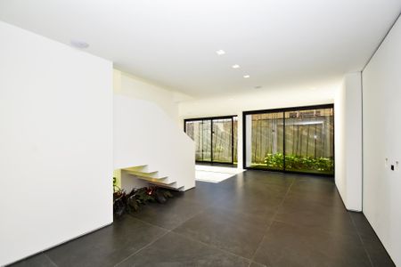 Casa à venda com 518m², 4 quartos e 4 vagas Casa à venda com 518m², 4 quartos e 4 vagasSala 1