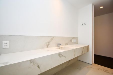 Casa à venda com 518m², 4 quartos e 4 vagas Casa à venda com 518m², 4 quartos e 4 vagasbanheiro suite 4 master (ele)