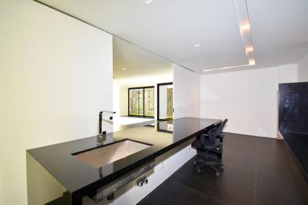 Casa à venda com 518m², 4 quartos e 4 vagas Casa à venda com 518m², 4 quartos e 4 vagascozinha