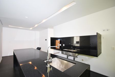 Casa à venda com 518m², 4 quartos e 4 vagas Casa à venda com 518m², 4 quartos e 4 vagascozinha