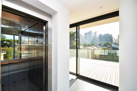 Casa à venda com 518m², 4 quartos e 4 vagas Casa à venda com 518m², 4 quartos e 4 vagaselevador 3º
