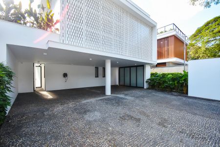 Casa à venda com 518m², 4 quartos e 4 vagas Casa à venda com 518m², 4 quartos e 4 vagasgaragem. com carregamento eletrico