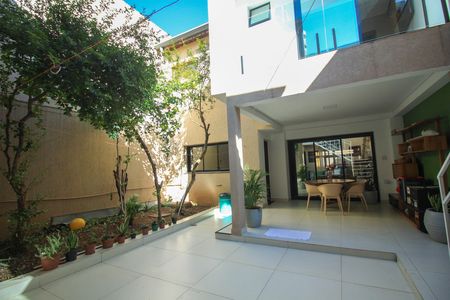 Casa à venda com 330m², 4 quartos e 3 vagas