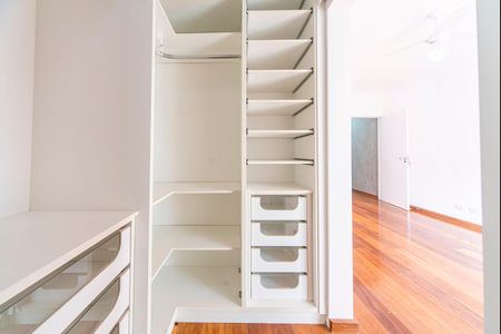 Casa à venda com 249m², 3 quartos e 7 vagas Casa à venda com 249m², 3 quartos e 7 vagasCloset do Quarto 3
