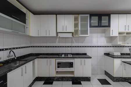 Casa para alugar com 250m², 4 quartos e 4 vagas Casa para alugar com 250m², 4 quartos e 4 vagasCozinha
