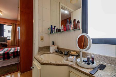 Apartamento à venda com 63m², 2 quartos e 1 vagaSuite - Banheiro