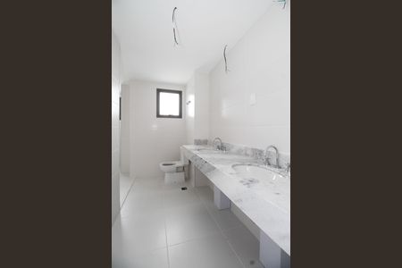 Apartamento à venda com 187m², 3 quartos e 3 vagas Apartamento à venda com 187m², 3 quartos e 3 vagasBanheiro da Suíte 2