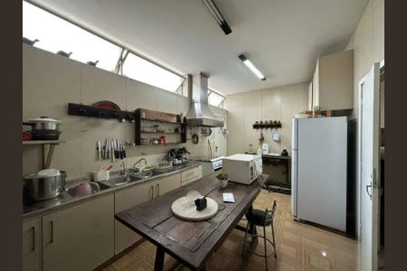 Casa para alugar com 244m², 4 quartos e 4 vagas Casa para alugar com 244m², 4 quartos e 4 vagasCozinha