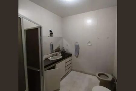 Casa para alugar com 244m², 4 quartos e 4 vagas Casa para alugar com 244m², 4 quartos e 4 vagasBanheiro