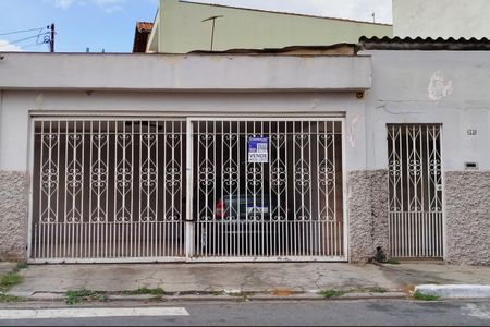 Casa à venda com 174m², 6 quartos e 2 vagas Casa à venda com 174m², 6 quartos e 2 vagasFachada + Placa
