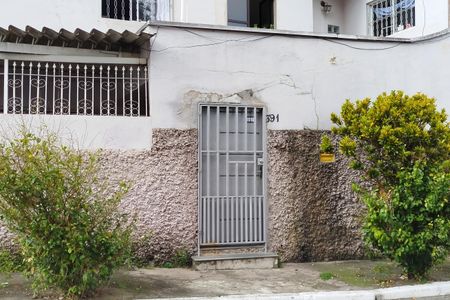 Casa à venda com 174m², 6 quartos e 2 vagas Casa à venda com 174m², 6 quartos e 2 vagasFachada + Placa