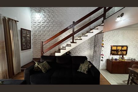 Casa à venda com 225m², 3 quartos e 2 vagas Casa à venda com 225m², 3 quartos e 2 vagasSala