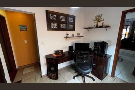 Casa à venda com 225m², 3 quartos e 2 vagas Casa à venda com 225m², 3 quartos e 2 vagasEscritório