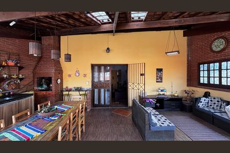 Casa à venda com 225m², 3 quartos e 2 vagas Casa à venda com 225m², 3 quartos e 2 vagasSala - Varanda