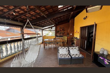 Casa à venda com 225m², 3 quartos e 2 vagas Casa à venda com 225m², 3 quartos e 2 vagasSala - Varanda