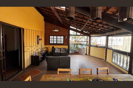 Casa à venda com 225m², 3 quartos e 2 vagas Casa à venda com 225m², 3 quartos e 2 vagasSala - Varanda