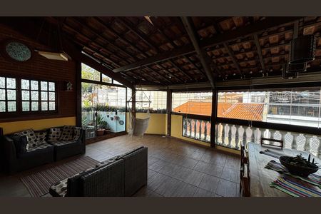 Casa à venda com 225m², 3 quartos e 2 vagas Casa à venda com 225m², 3 quartos e 2 vagasSala - Varanda
