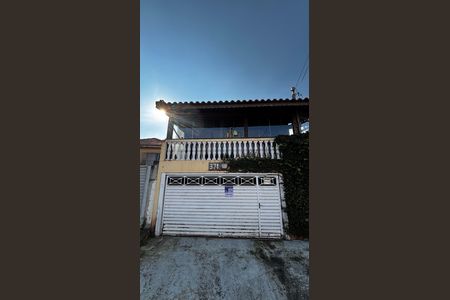 Casa à venda com 225m², 3 quartos e 2 vagas Casa à venda com 225m², 3 quartos e 2 vagasFachada