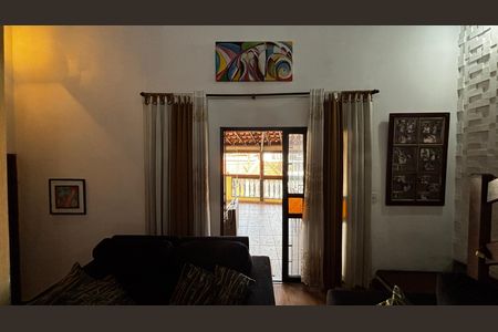 Casa à venda com 225m², 3 quartos e 2 vagas Casa à venda com 225m², 3 quartos e 2 vagasSala