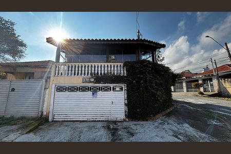 Casa à venda com 225m², 3 quartos e 2 vagas Casa à venda com 225m², 3 quartos e 2 vagasFachada