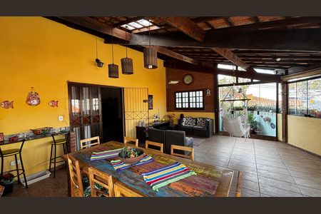 Casa à venda com 225m², 3 quartos e 2 vagas Casa à venda com 225m², 3 quartos e 2 vagasSala - Varanda