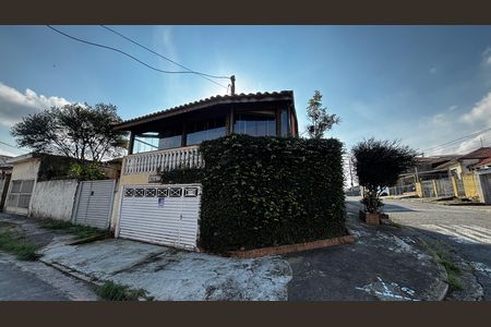 Casa à venda com 225m², 3 quartos e 2 vagas Casa à venda com 225m², 3 quartos e 2 vagasFachada