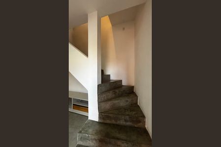Casa para alugar com 88m², 2 quartos e sem vaga Casa para alugar com 88m², 2 quartos e sem vagaEscada